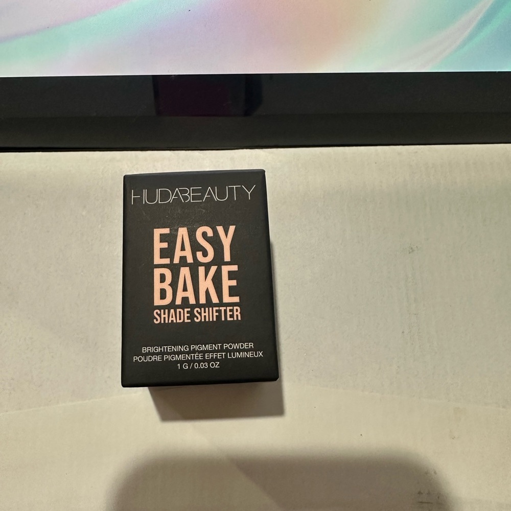 HUDA BEAUTY Easy Bake Shade Shifter - Black with Rose Gold Text